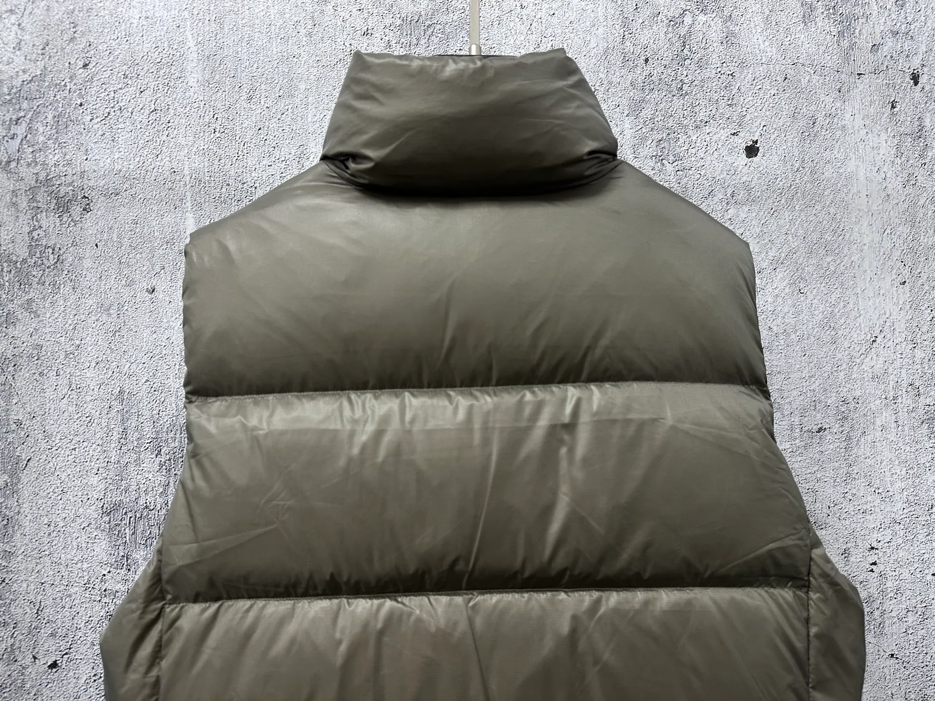 P560 [Canada Goose] Big Goose🦢Puff Down Vest has always been recognized as the warmest down jacket. Various Instagram celebrities, Internet celebrities, and celebrities often wear it for street photos. I make Canada Goose every year, but I still can't get rid of my love for it. No matter how cold the days are, there is no need to be afraid, because there is! Filled with 90% white duck down, it is the legendary warmest down jacket and is known as a must-have for Arctic outdoor sports! The most popular down jacket in the world, celebrities are rushing to buy it, it is a must-have! Size: XS-XL